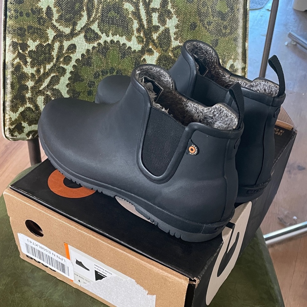 Bogs Sweet Pea Chelsea boot black size 8